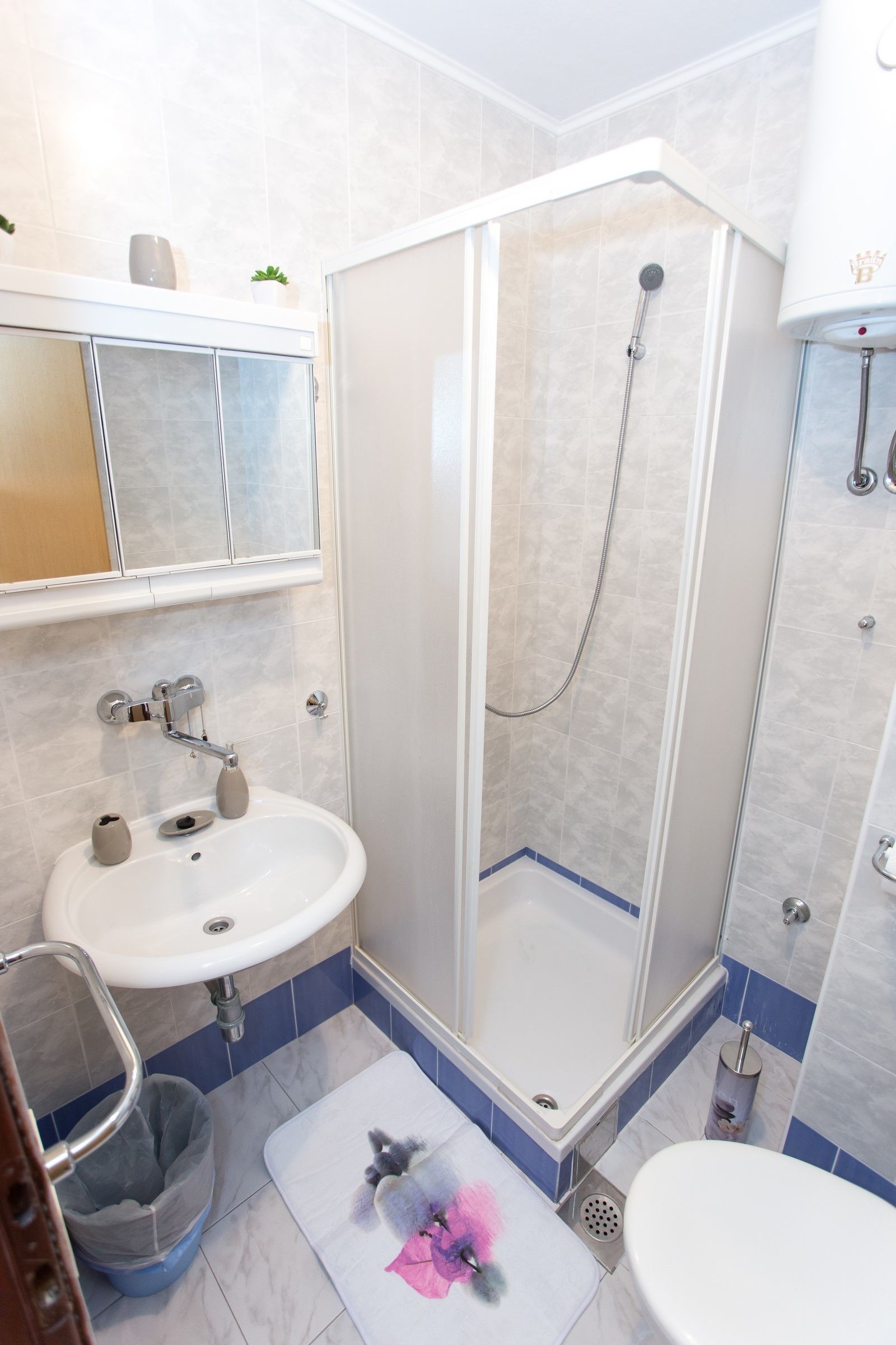 Une salle de bain avec une douche, un lavabo et des toilettes.