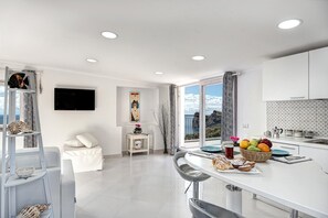 Fridge, oven, stovetop, electric kettle - Sunrise Suite (Massa Lubrense)