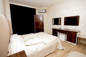Quarto casal de uso individual | Roupas de cama premium, frigobar, cofres nos quartos, escrivaninha