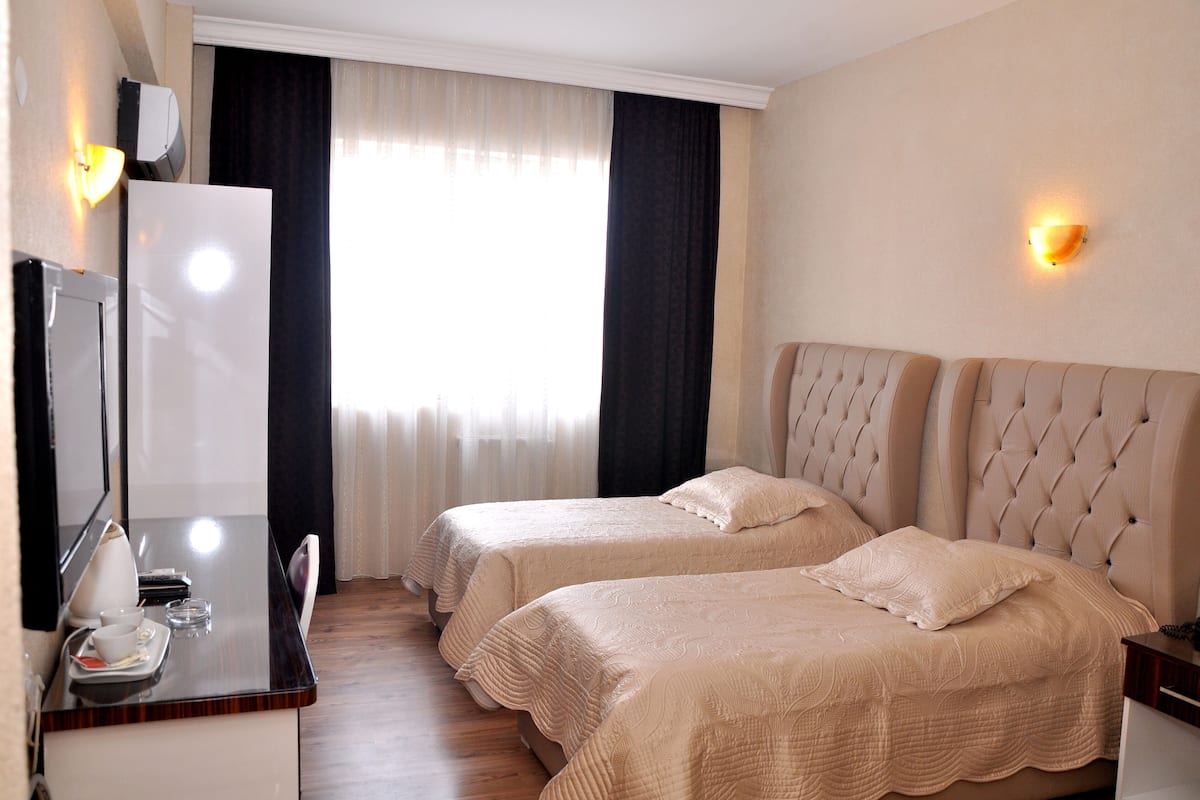 Habitación estándar con 2 camas individuales | Ropa de cama de alta calidad y minibar