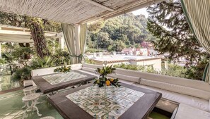 Uma área de estar ao ar livre com vista para uma cidade no sopé da colina.