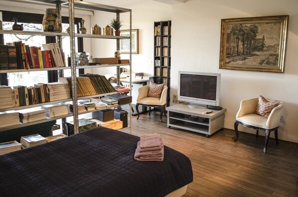 Dreibettzimmer, eigenes Bad, Poolblick | Schreibtisch, laptopgeeigneter Arbeitsplatz, kostenloses WLAN