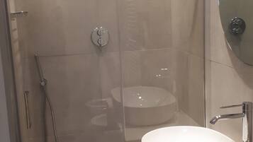 Camera tripla, bagno privato, vista giardino | Bagno | Doccia, asciugacapelli, bidet, asciugamani