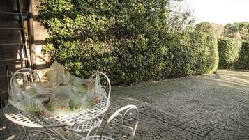 Camera tripla, bagno privato, vista piscina | Terrazza/patio