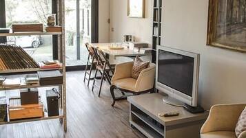 Camera tripla, bagno privato, vista piscina | Una scrivania, postazione laptop, Wi-Fi gratuito, lenzuola