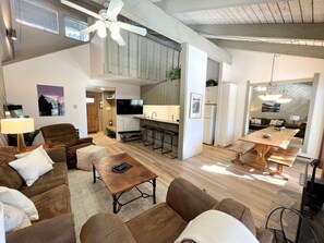 Apartment, 2 Schlafzimmer | Essbereich im Zimmer