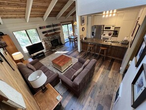 A spacious living area with a fireplace, a dining area, and a kitchen with modern appliances. - 2 Bedrooms Standard Condos by RedAwning (Mammoth Lakes)