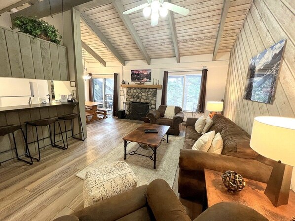 คอนโด, 2 ห้องนอน | บริเวณนั่งเล่น | ทีวี