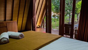 A room with a bed, a wooden ceiling, and a view of the outdoors. - Batan Sabo Cottage (Penida Island)