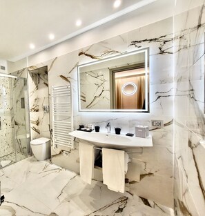 Triple room, Separate Building | Bathroom | Shower, rainfall showerhead, free toiletries, hair dryer - Harry's Bar Trevi Hotel & Restaurant (Rome)