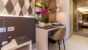 A modern hotel room with a desk, chair, and a large mirror. - Harry's Bar Trevi Hotel & Restaurant (Rome)