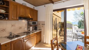 Studio Apartment with Sea View | Bếp riêng | Tủ lạnh, lò vi sóng, bếp nấu, dụng cụ pha cà phê/trà