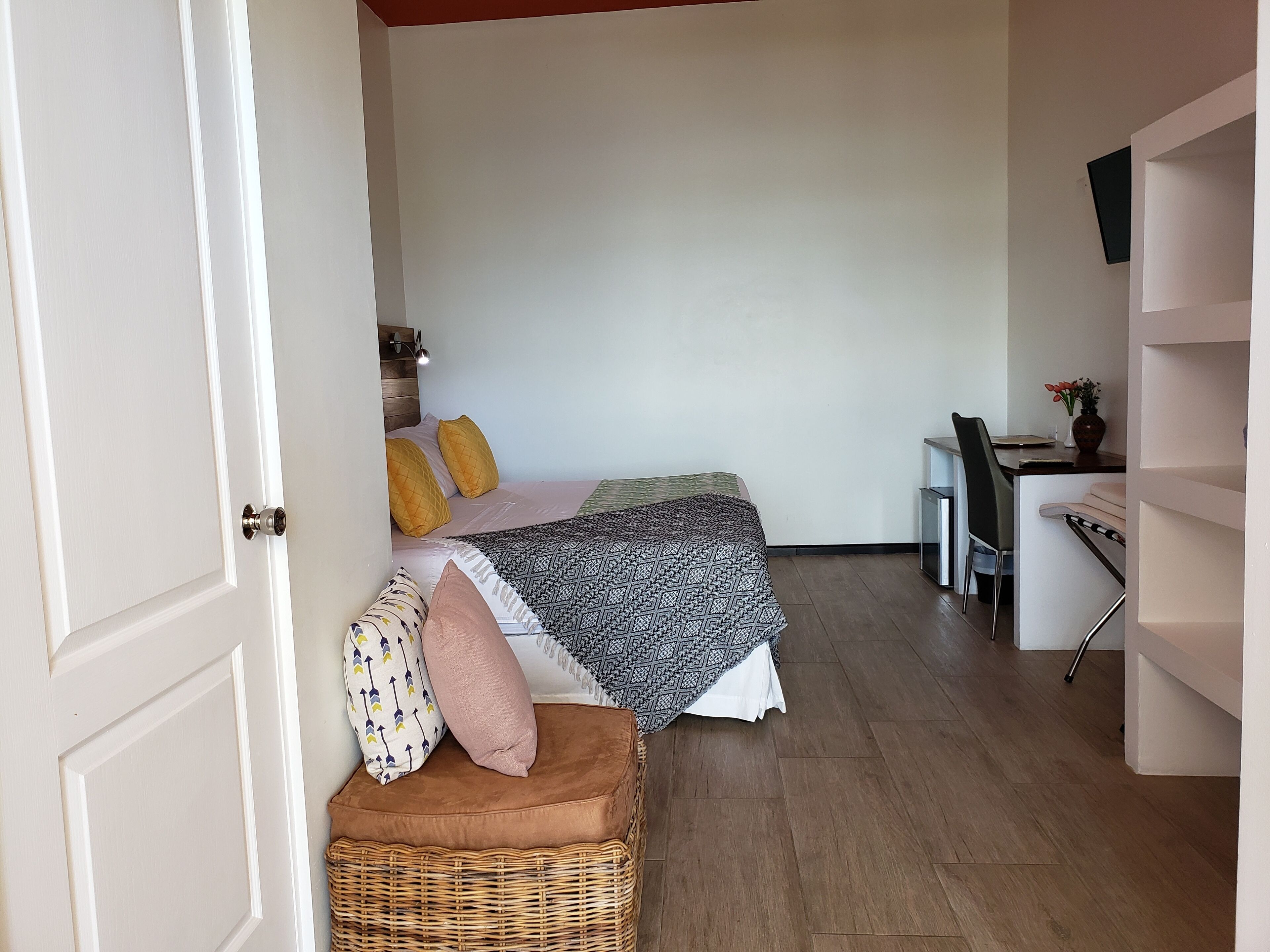 Une chambre à coucher avec un lit, un bureau et une chaise.