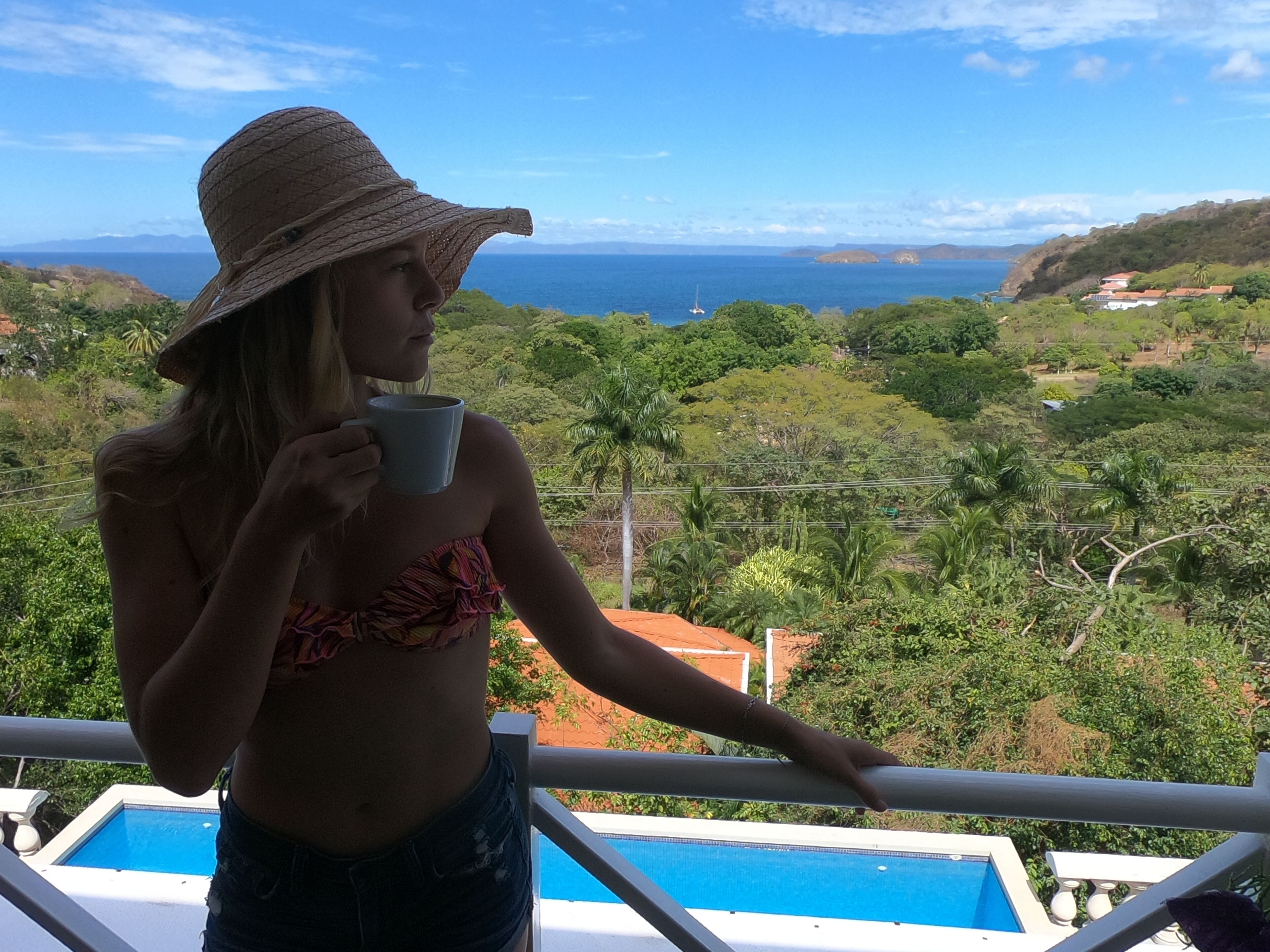 Habitación doble romántica, 1 cama King size, vista a la alberca | Área de sala de estar | Televisión de pantalla plana de 30 pulgadas con canales por cable 