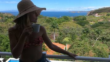 Habitación doble romántica, 1 cama King size, vista a la alberca | Área de sala de estar | Televisión de pantalla plana de 30 pulgadas con canales por cable