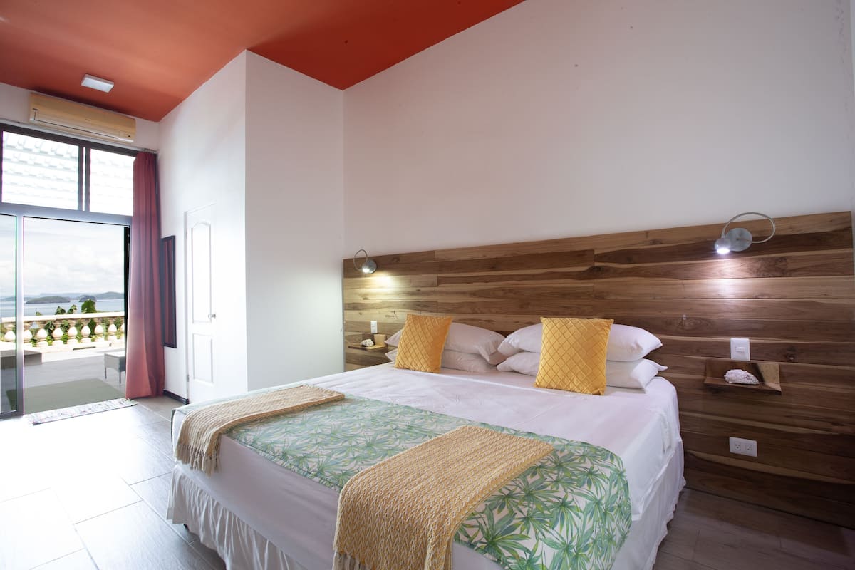 Panorama-Zimmer, 1 King-Bett, Meerblick | 2 Schlafzimmer, hochwertige Bettwaren, Pillowtop-Betten, Zimmersafe