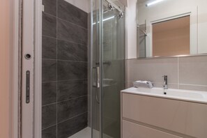Lejlighed - 2 soveværelser | Badeværelse | Bruser, hårtørrer, bidet, håndklæder