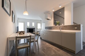 Apartment, 2 Schlafzimmer | Eigene Küche | Großer Kühlschrank, Mikrowelle, Herdplatte, Geschirrspüler