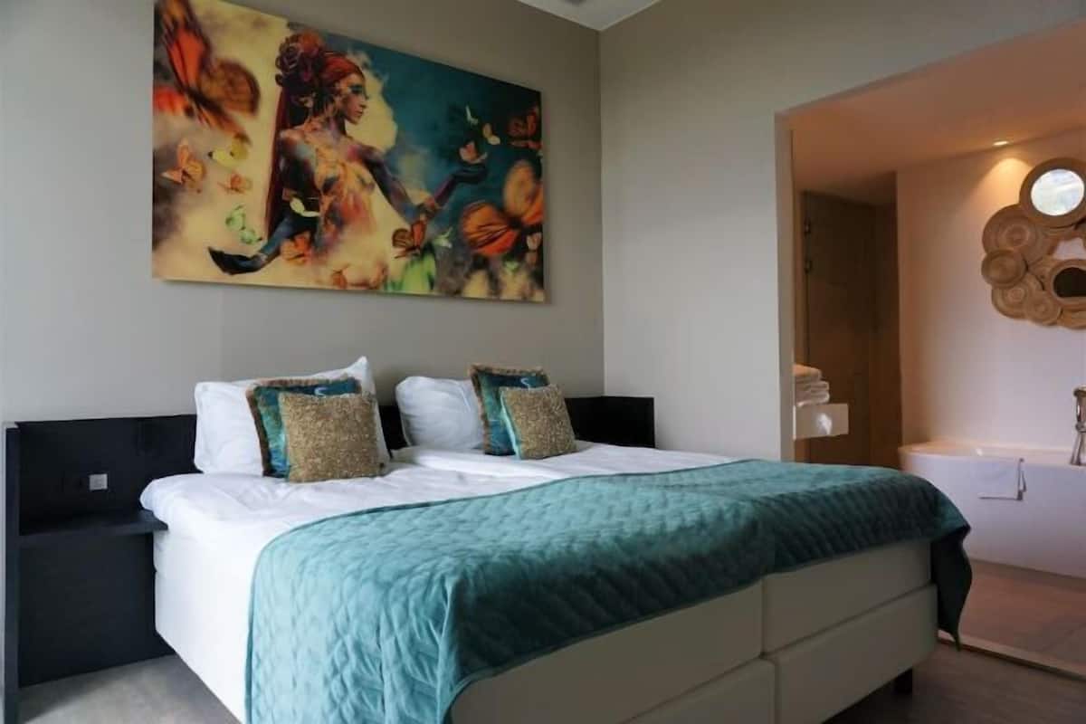 1 bedroom, premium bedding, minibar, in-room safe