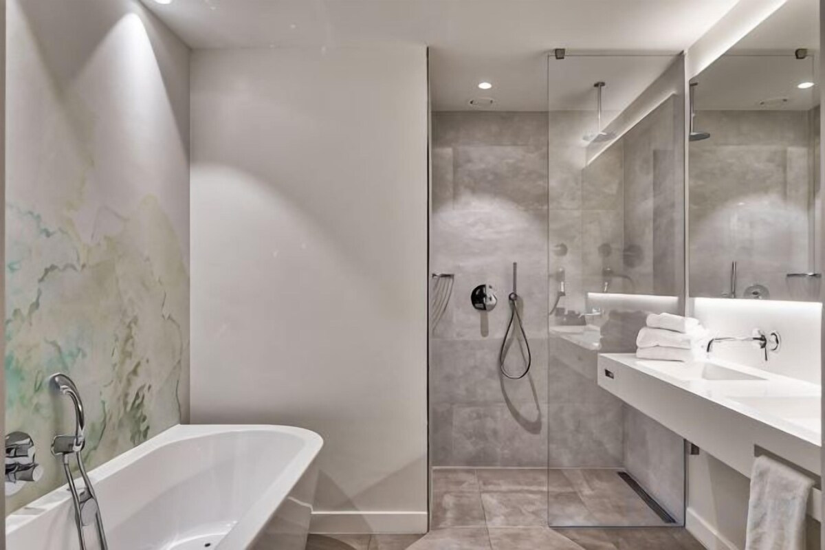 Separate bathtub and shower, rainfall showerhead, free toiletries