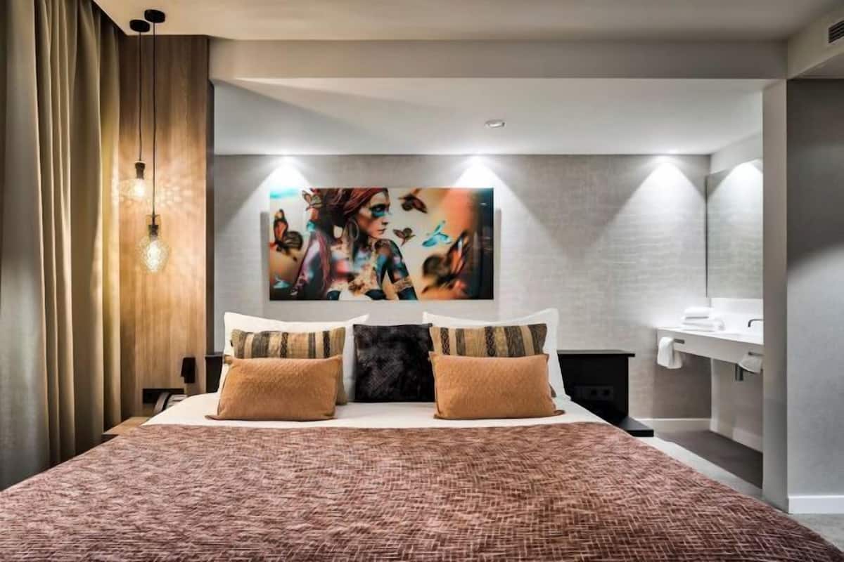 1 bedroom, premium bedding, minibar, in-room safe