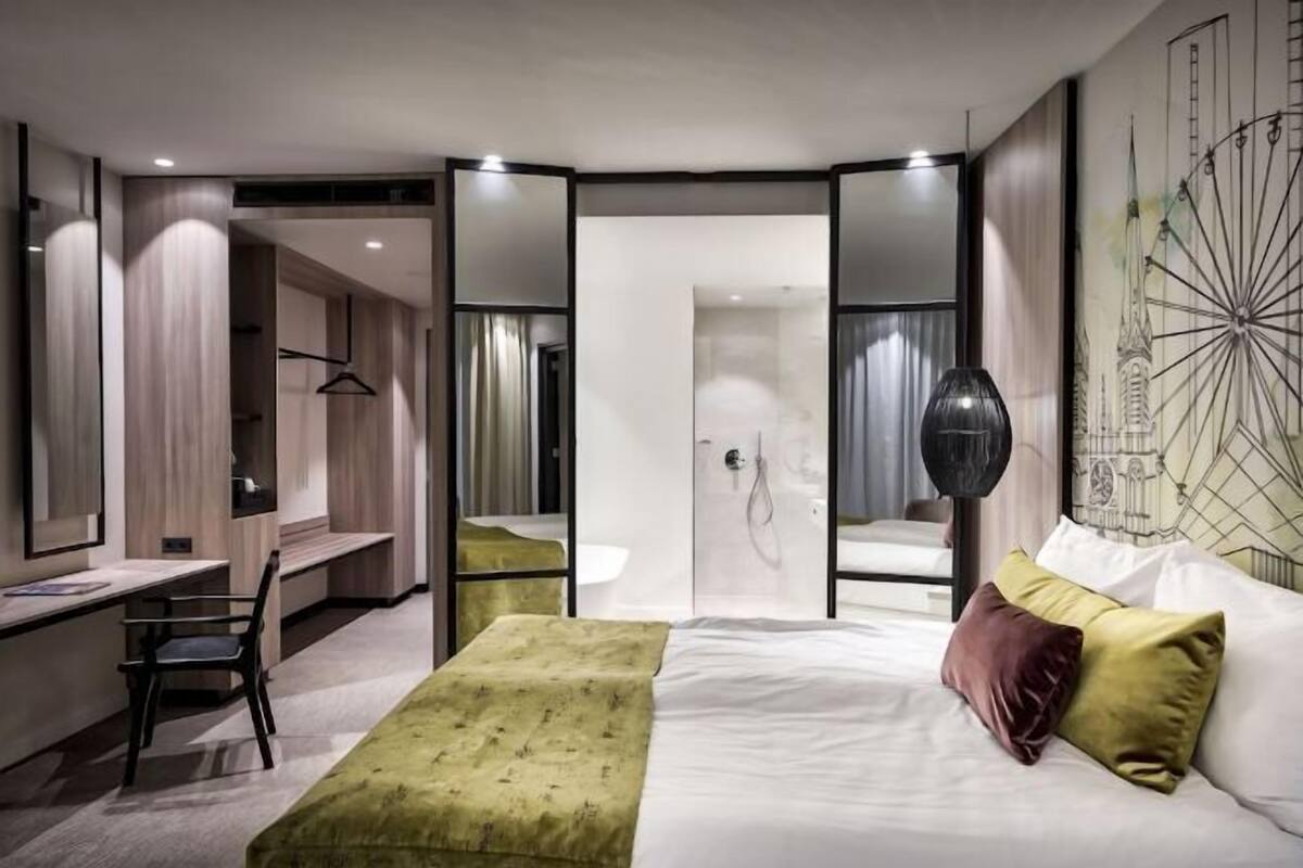 1 bedroom, premium bedding, minibar, in-room safe