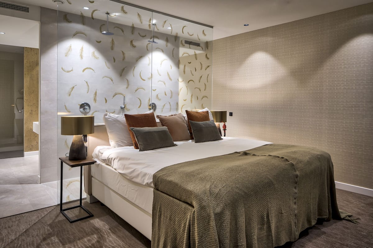 Executive Suite | 1 bedroom, premium bedding, minibar, in-room safe