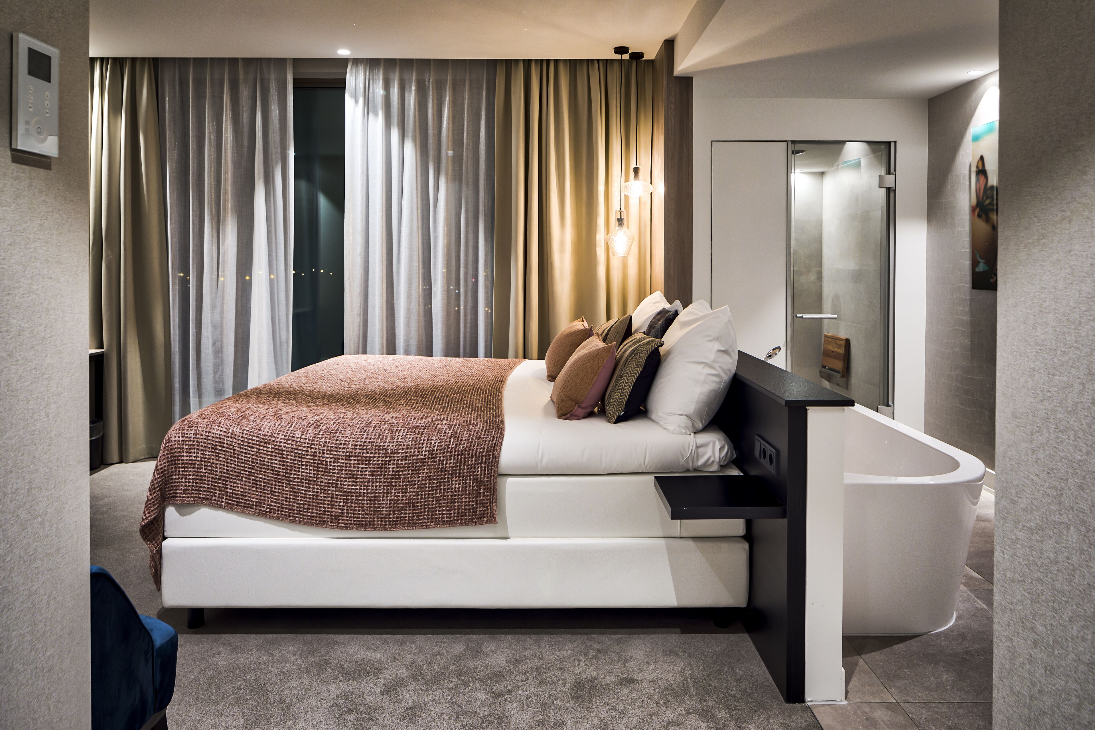 deluxe double room | bathroom | separate bathtub and shower, rainfall showerhead, free toiletries