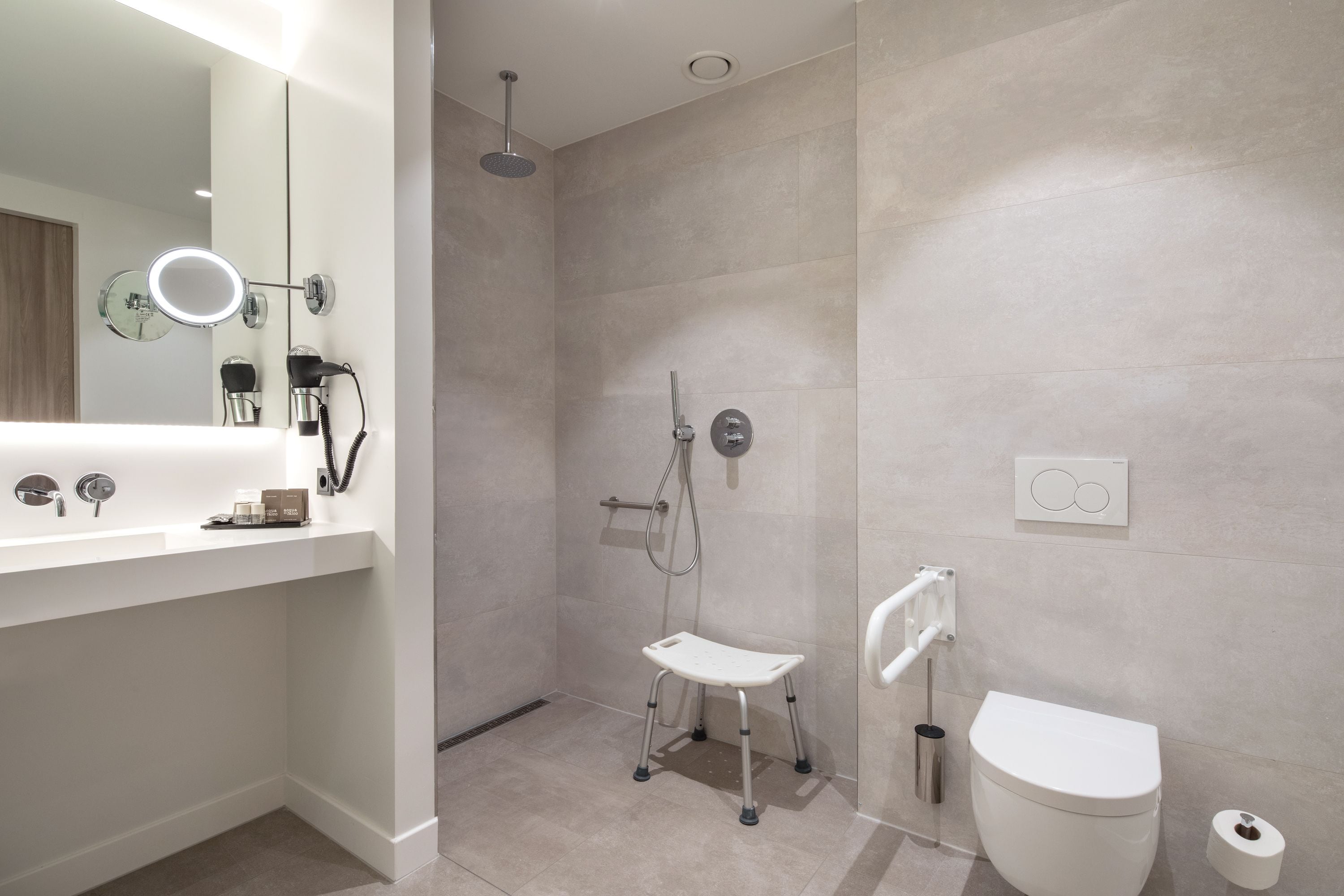 Un baño moderno con ducha, inodoro y lavamanos.