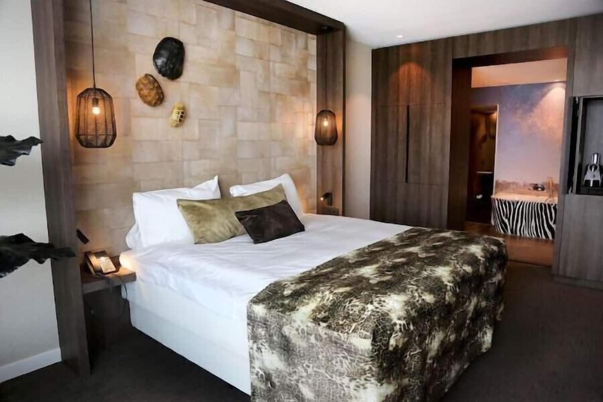 1 bedroom, premium bedding, minibar, in-room safe