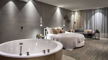 Honeymoon Suite | Peralatan tempat tidur hipoalergenik, bar mini, peti besi dalam bilik