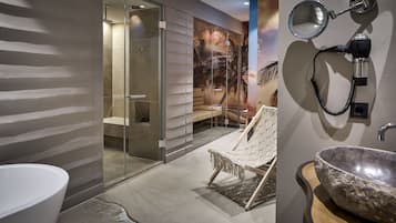 Suite (Beach) | Baño | Bañera y ducha independientes y cabezal de ducha tipo lluvia