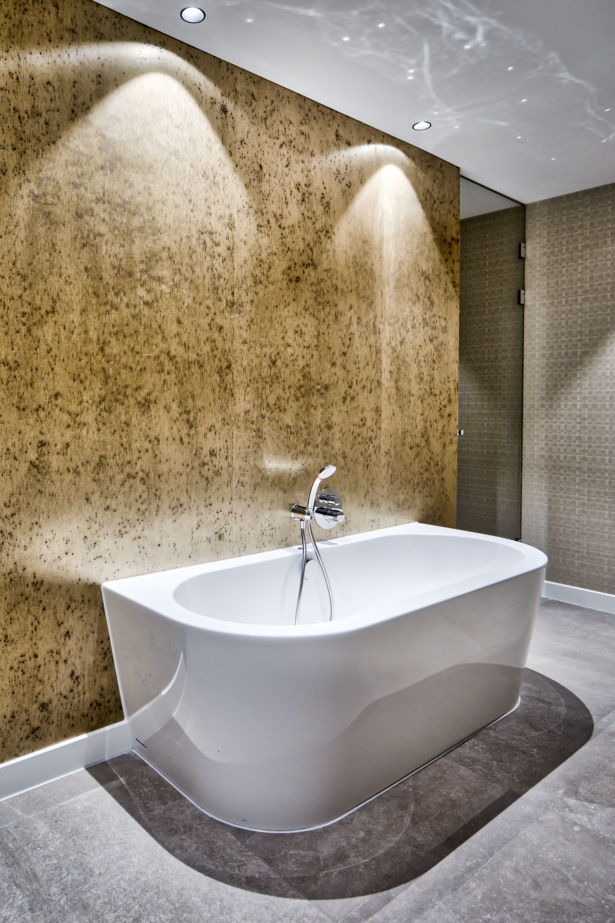 executive suite | deep-soaking bathtub