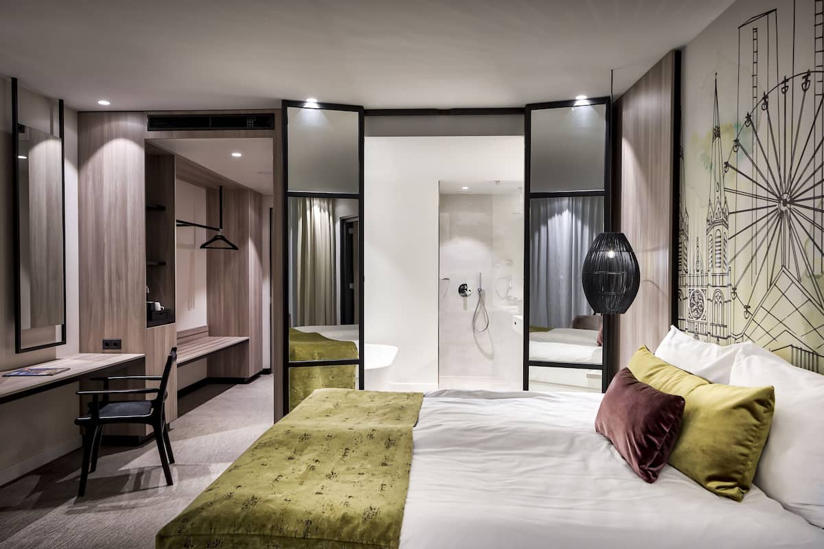 1 bedroom, premium bedding, minibar, in-room safe