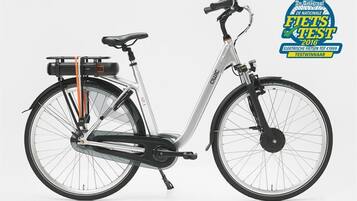 Een witte elektrische fiets met bagagedrager en een logo dat aangeeft dat deze de De Nationale Fiets Test 2016 heeft gehaald.