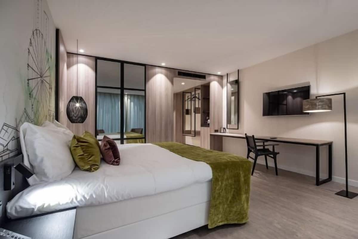 1 bedroom, premium bedding, minibar, in-room safe
