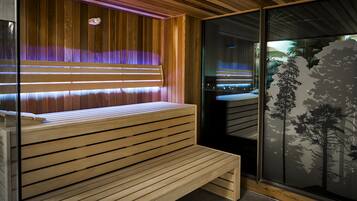 Un banco de madera con diseño de listones, un calentador fijado a la pared y un panel de vidrio con un mural de un bosque.
