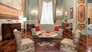 Une chambre luxueuse, avec un canapé à motifs, un meuble en bois et un tapis décoratif.