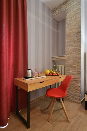 Free minibar, desk, free WiFi, bed sheets - Santamaria Inn (Rome)