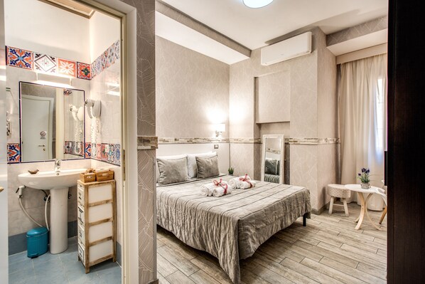 Minibar con artículos gratuitos, escritorio, wifi gratis y ropa de cama