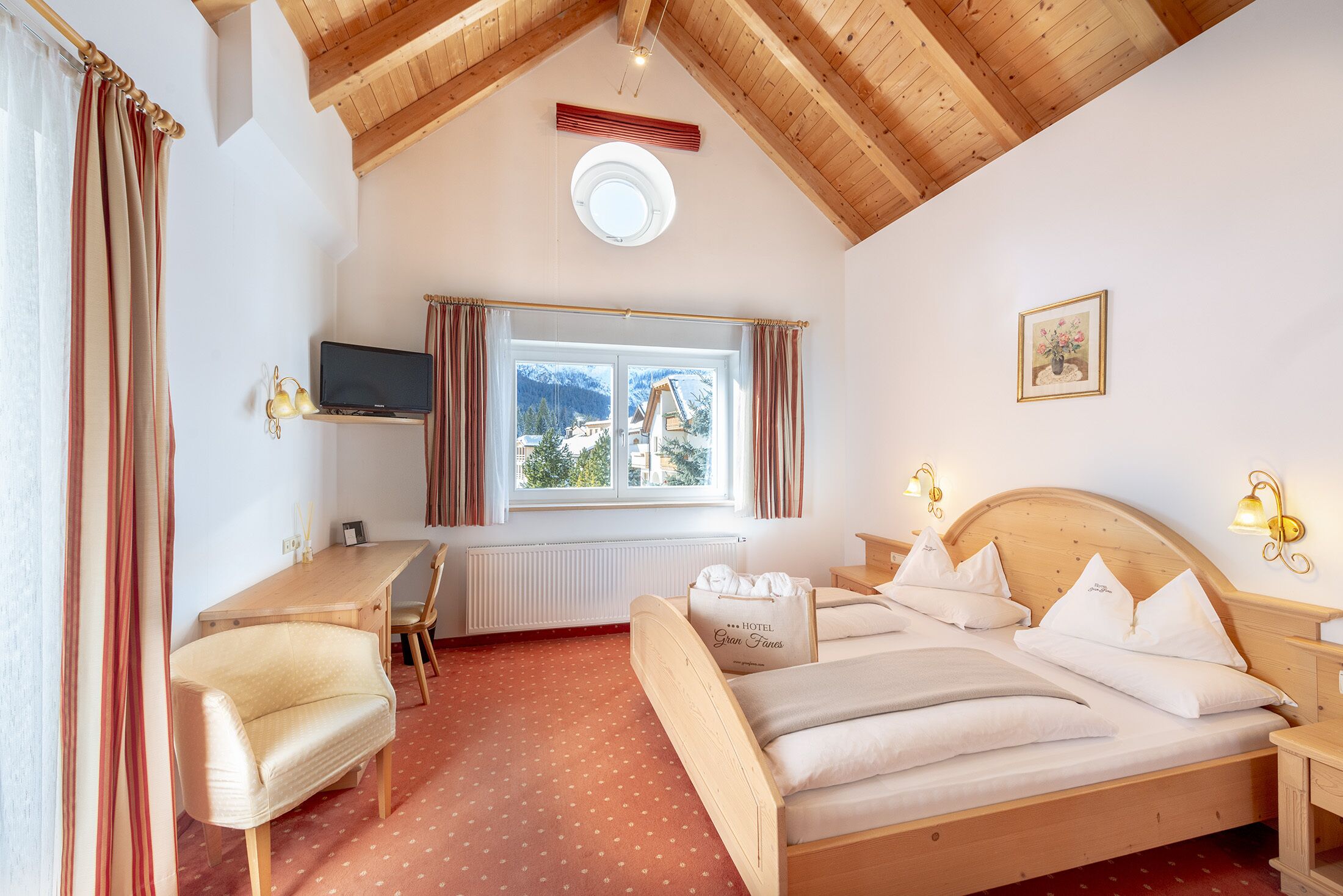 standard double room | hypo-allergenic bedding, in-room safe, desk, laptop workspace