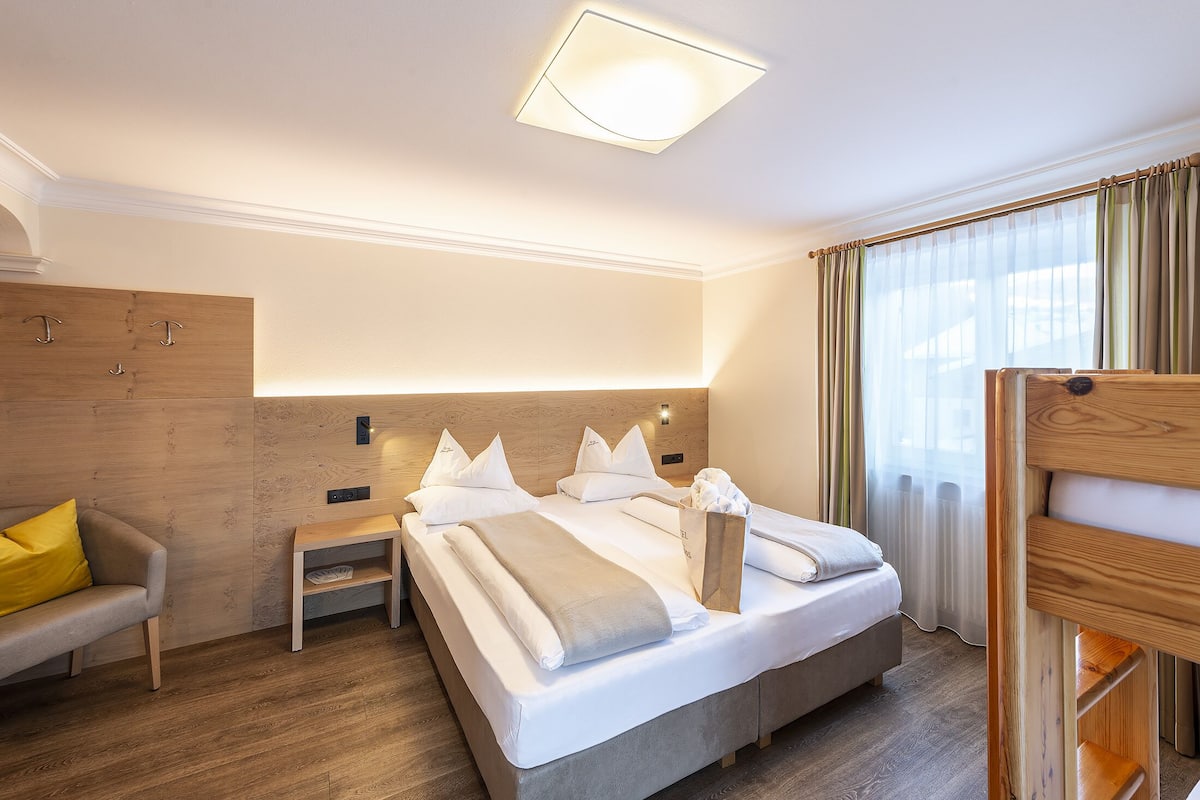 Deluxe tweepersoonskamer | Hypoallergeen beddengoed, een kluis op de kamer, een bureau