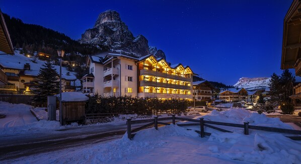 Fachada de la propiedad por la tarde o noche