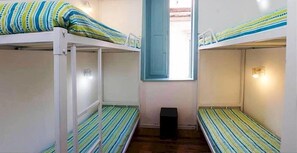 Dormitorio compartido, dormitorio mixto (1 vaga em quarto com ate 9 pessoas) | Tabla de planchar con plancha y wifi gratis 