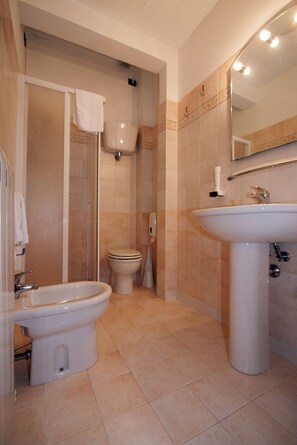 Shower, free toiletries, hair dryer, bidet - Camere Santucci (Assisi)