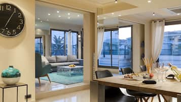 Penthouse, 5 habitaciones, Terraza | Área de sala de estar | Televisión de pantalla plana