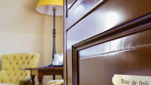 A wooden door with a sign reading "Hotel de Valk". - Hotel De Valk (Westkapelle)