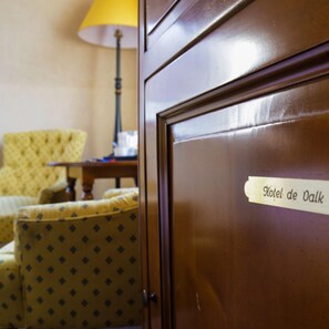 Escritorio, tabla de planchar con plancha, cunas y wifi gratis