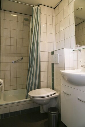 雙人房 (2nd Floor) | 浴室 | 淋浴設備、免費盥洗用品、吹風機、毛巾