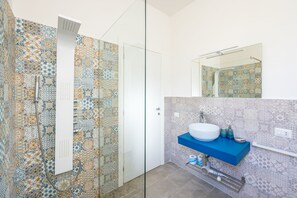 Royal-dobbeltværelse - balkon | Badeværelse | Bruser, gratis toiletartikler, hårtørrer, bidet